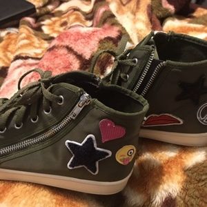 Steve Madden Army green emoji patch sneakers